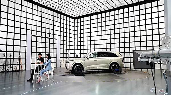 马庆在直播间给用户做电磁辐射科普