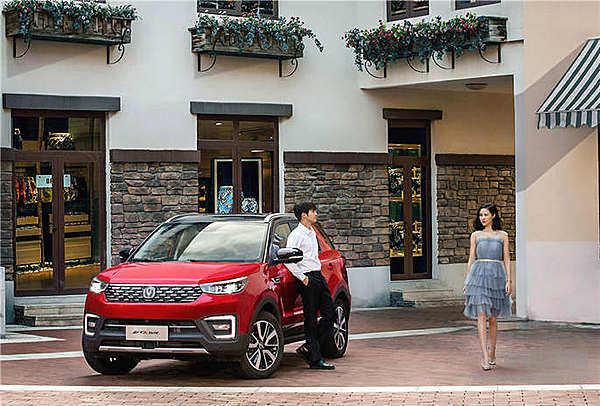 长安CS55轻年版要走“黑红”路线！