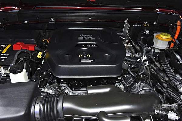 左手V8右手电池 哪款牧马人更强？