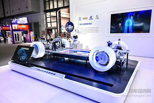 上汽“一体化轻量智能底盘”亮相2025工博会