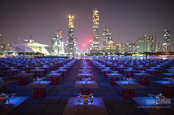 大众汽车品牌庆祝全新标识中国首发 盛大无人机表演闪耀广州塔