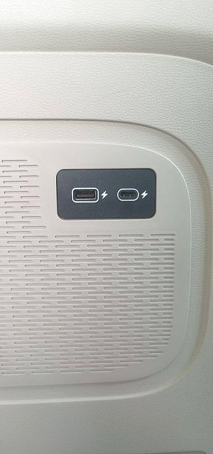 充电口在车辆左边/前排中间有摆放水杯、手机等小物件的地方/电子设备接口两边都有