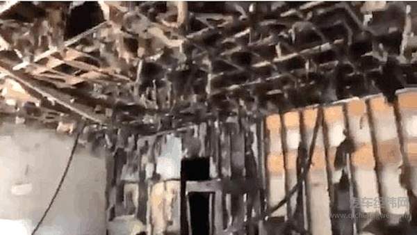 被大火烧毁的车库屋顶