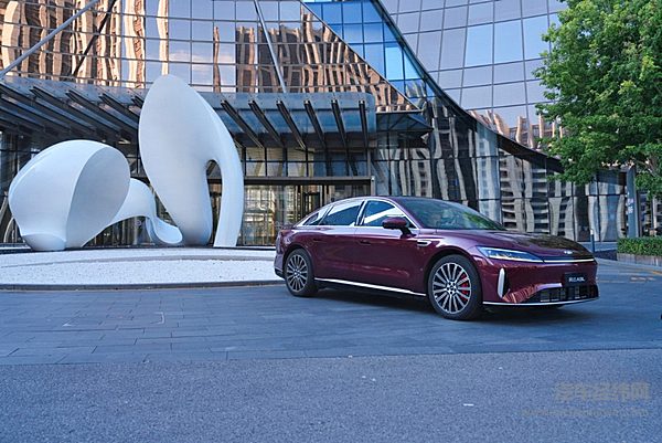 风云品牌焕新进阶，全球真C级旗舰风云A9L抢购价13.99万元起！