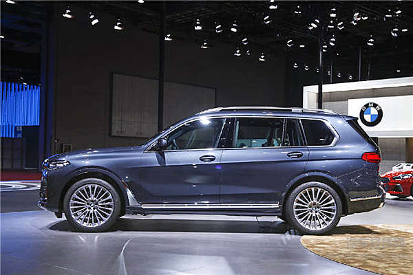 豪华大气又能跑 全新宝马X7向谁下战书？！