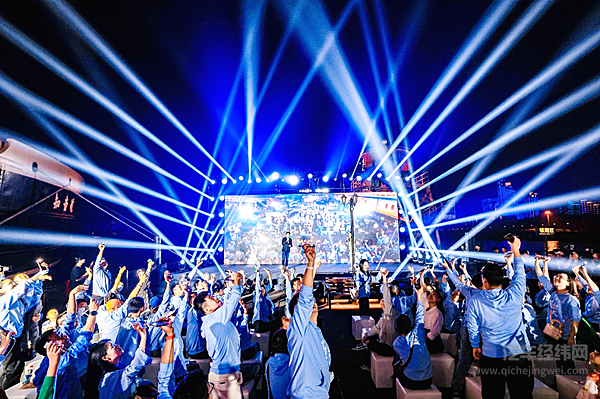 宠粉惊喜 东风汽车与世界球王一起“混”出强大