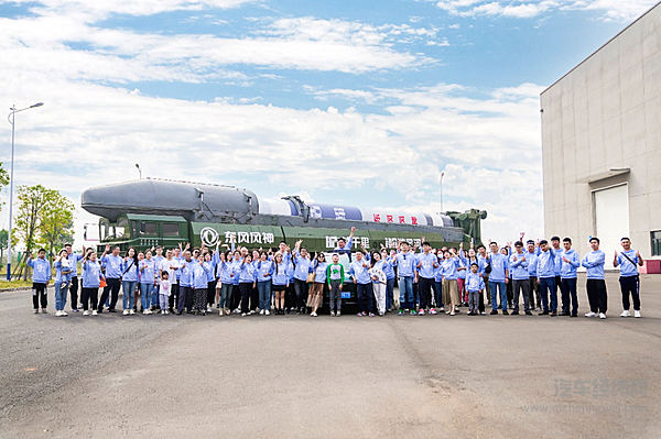 宠粉惊喜 东风汽车与世界球王一起“混”出强大