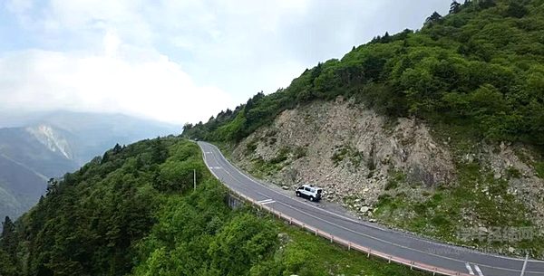 全时四驱三把锁 依维柯欧霸·山海让317国道变成越野训练场