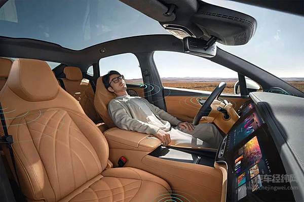 2024款飞凡R7搭载行业首创的飞凡巴赫沉浸矢量音效技术