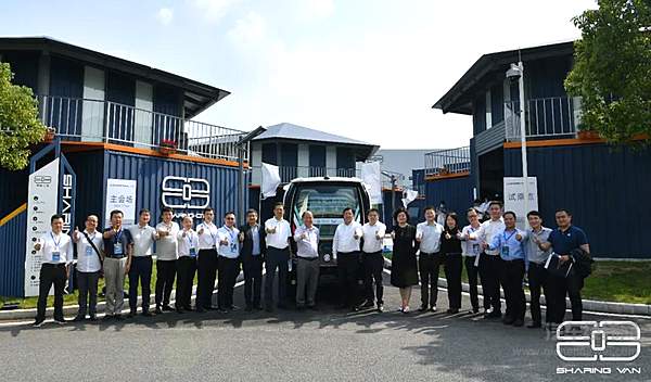 东风公司技术中心相关负责人以及山东易华录、联友科技、国汽（北京）智能网联汽车研究院等来自全国各地的客户代表、合作伙伴、行业专家参加发布仪式。