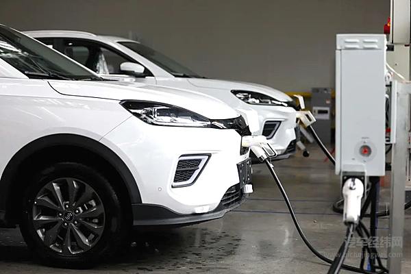 每3台电动车共享一个充电桩 充电桩难题如何破解？