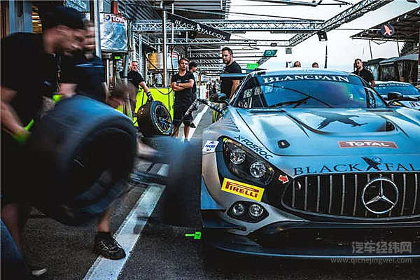 穿越了上千公里，只为看一家轮胎品牌如何在24小时耐力赛上夺冠