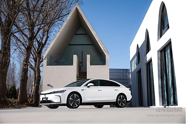 国产品牌玩转高端轿车市场 三款车型谁更胜一筹？