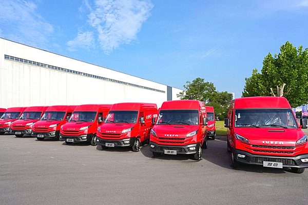 山楂树下集团与南京依维柯深化战略合作：万车启航，共筑未来