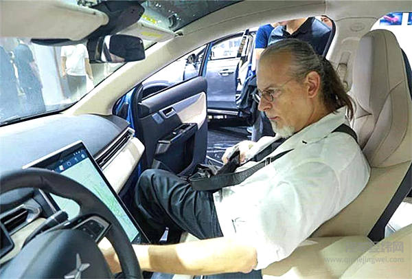 你跟特斯拉说安全，马斯克却跟你讲芯片