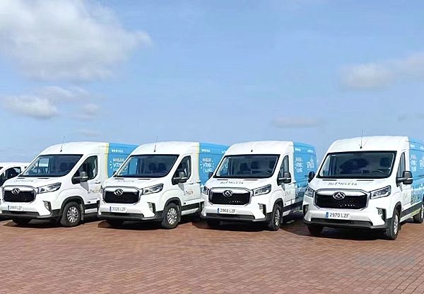 上汽大通MAXUS首批EV90新能源车交付西班牙市政厅