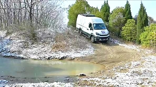 纵横复杂地形！欧霸·雷霆以硬核四驱越野力 赋能多行业作业需求