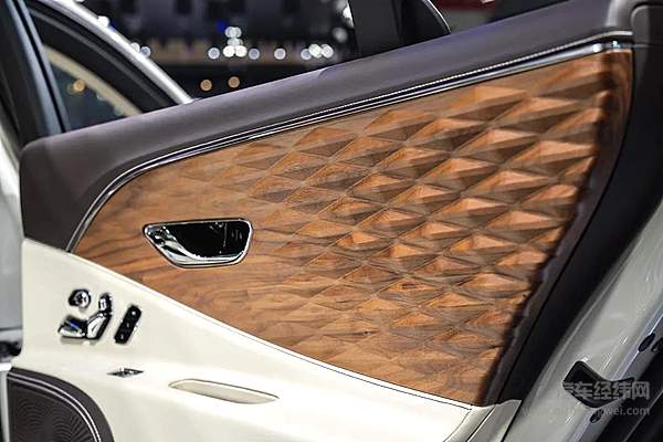 宾利汽车首次携全新产品阵容亮相北京国际车展