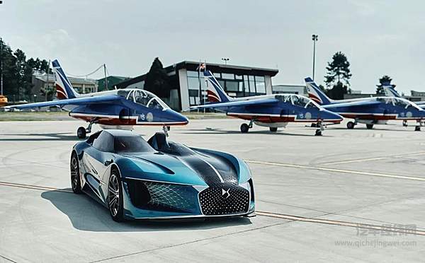 DS X E-Tense的非对称流体车身设计极具辨识度，座位数量可变符合移动出行发展潮流，可变色的玻璃车舱地板也极为少见