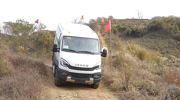 零距离体验欧霸·山海：从28度陡坡缓降到交叉轴的全能征服