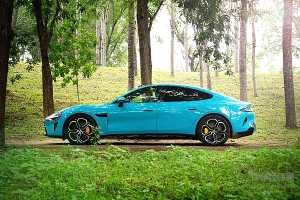 既想运动还要顾家 极狐阿尔法S对比小米SU7该选谁？