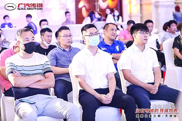 嘉宾听工作人员讲述传“祺”故事