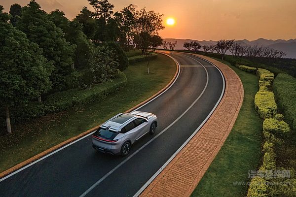 中国首个突破2000km超长续航的混动SUV是TA