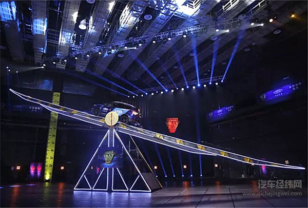 用汽车玩高空跷跷板？翼虎挑战“不可能”