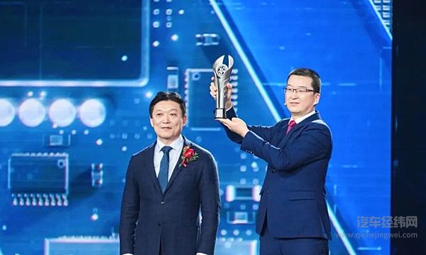 上海市国际贸易促进委员会党组成员、副会长马屹为坦克400 Hi4-T领奖