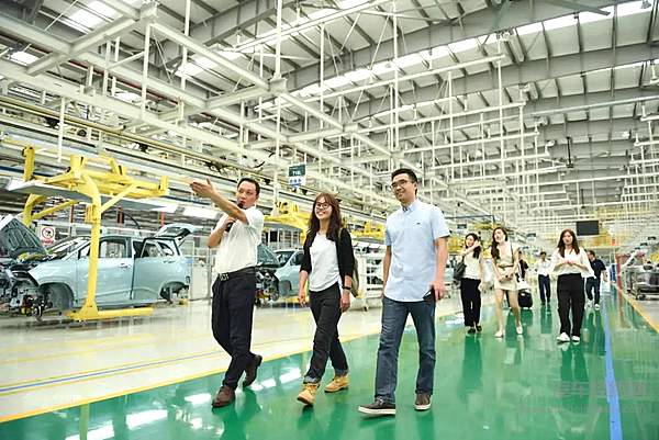 全球首位哪吒V车主Vickie参观桐乡工厂