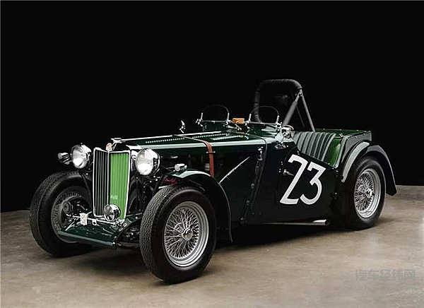 好莱坞为他拍电影，法拉利视他为劲敌。他就是卡罗尔·谢尔比