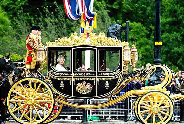 哈里王子大婚，英女王将劳斯莱斯让给孙媳！自己坐宾利