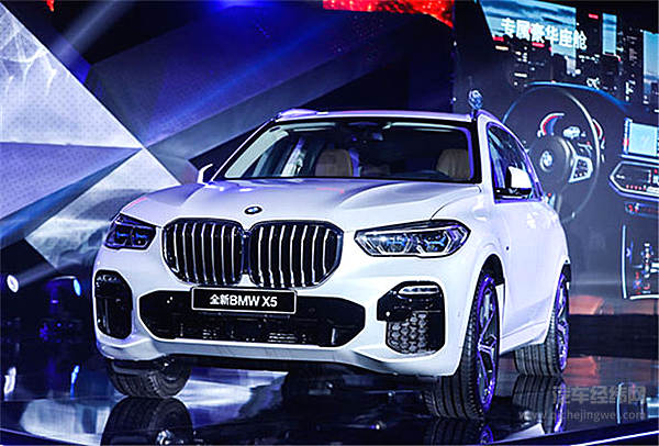 雪天开起灯光秀 全新BMW X5“抢生意”可还行？