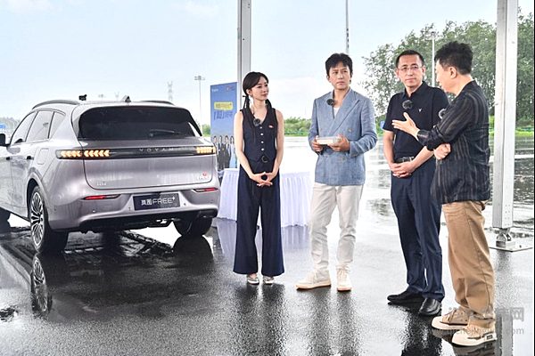 岚图FREE+：22.99万起开启预售，邓超见证智能豪华进化