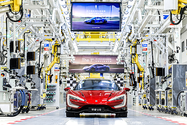 仰望U9首台客户交付车下线 极致工艺打造超跑时代新标杆