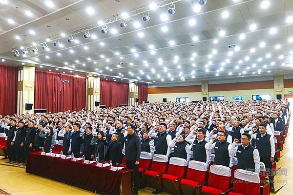  千人宣誓：努力实现，零事故、零投诉、零延误的服务目标