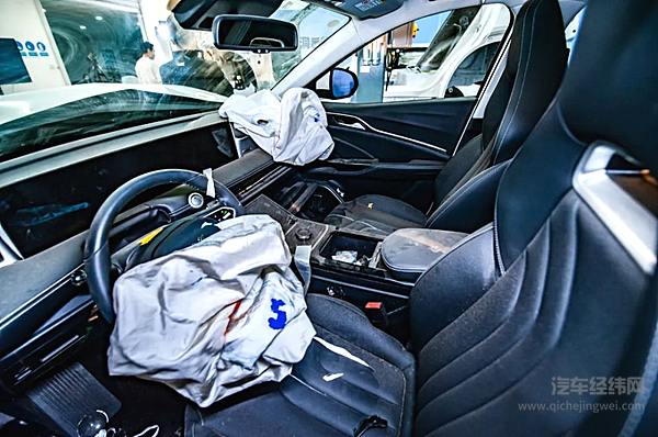 哪吒U Pro碰撞后车内展示