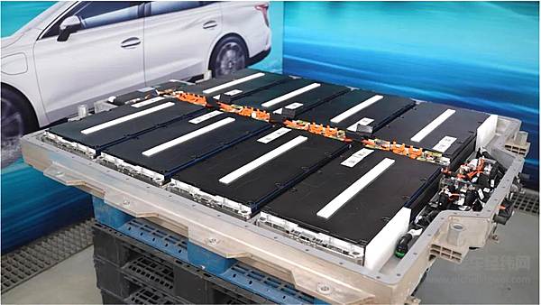 行业首战 红旗E-QM5通过国内首次电动车水中托底挑战