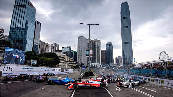 一场悄无声息的比赛，观众席上却座无虚席