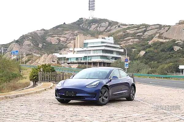 员工为首批车主 国产特斯拉MODEL 3今日交付