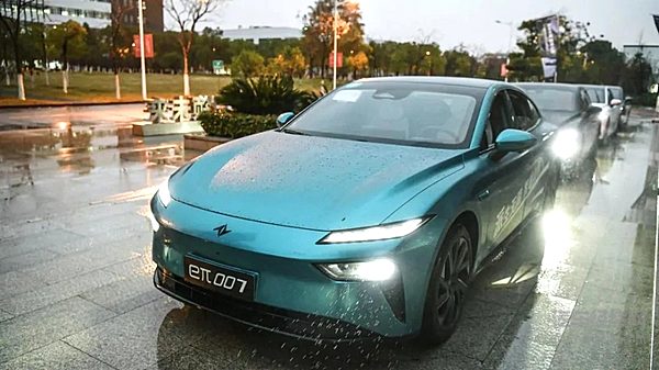 在淅沥的小雨中 eπ007长测车队列队驶入东风公司研发总院