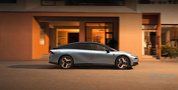 小鹏天玑 AIOS 6.1.0 全量推送 第二代 VLA 2.0 智驾系统正式上车