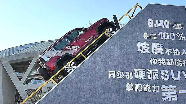 焕新价15.48万起 北京越野BJ40增程版能否平替方程豹豹5？
