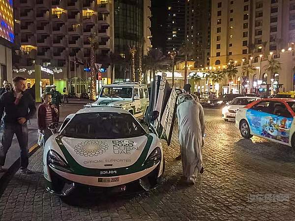 这个魔幻的地方 不开豪车就追不上那些开豪车的罪犯