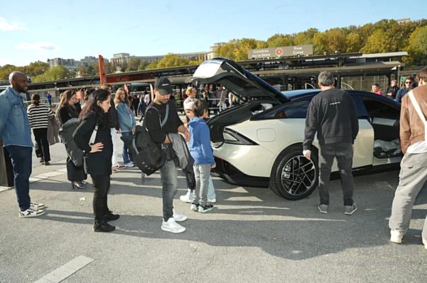 小鹏P7+惊艳亮相巴黎街头引围观！