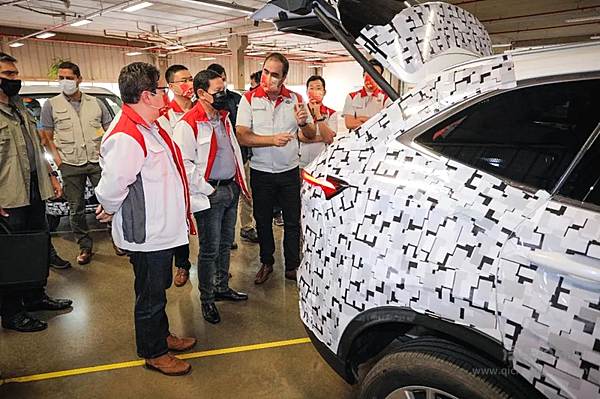 ▲ 巴西副总统汉密尔顿·莫朗（左五）一行参观长城汽车巴西工厂