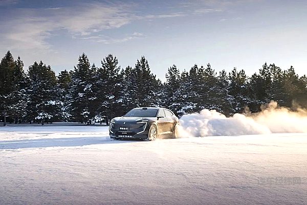 纯电SUV巅峰对决！阿维塔07与极氪7X谁更强？