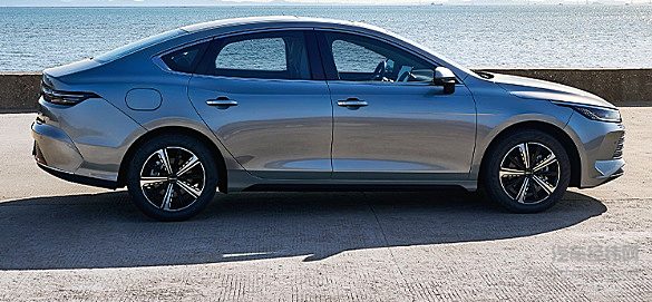 电比油低荣耀出击 比亚迪7.98万起驱逐舰05荣耀版劲爆上市