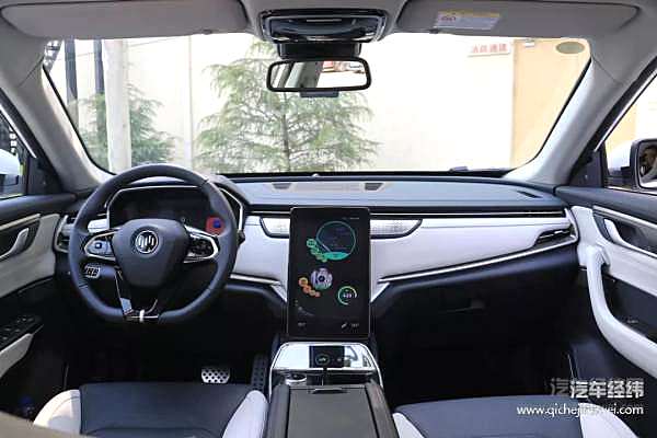 搭载了Living Pilot智行驾驶辅助系统的威马EX5-Z