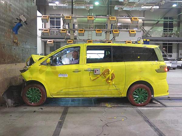 上汽大通MAXUSEUNIQ 7碰撞试验